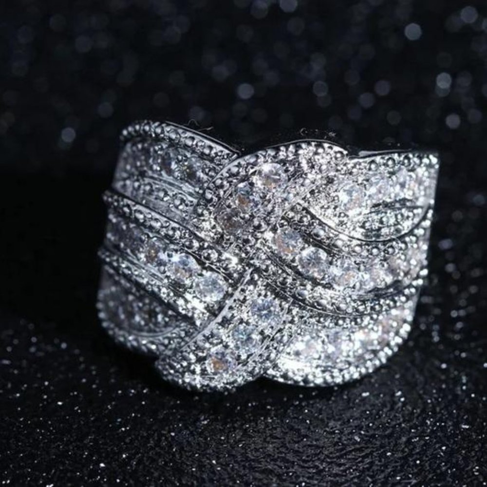 NEW 925 STERLING SILVER DIAMOND WENDING RING, CUTE RING, SHINY RING. - Picture 4 of 6